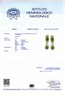 Paio di orecchini pendenti in oro con smeraldi e diamanti  - Asta Gioielli e Argenti del XX secolo, con una selezione di Orologi da polso e Penne da collezione - Associazione Nazionale - Case d'Asta italiane