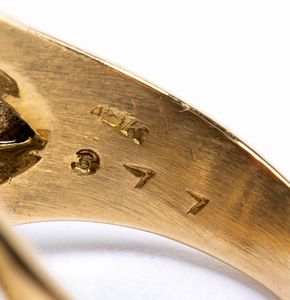 Anello a fascia bombata in oro con corallo cerasuolo e zaffiri  - Asta Gioielli e Argenti del XX secolo, con una selezione di Orologi da polso e Penne da collezione - Associazione Nazionale - Case d'Asta italiane