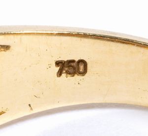 Anello a fascia in oro con diamanti  - Asta Gioielli e Argenti del XX secolo, con una selezione di Orologi da polso e Penne da collezione - Associazione Nazionale - Case d'Asta italiane