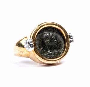 Anello in oro con diamanti e moneta romana  - Asta Gioielli e Argenti del XX secolo, con una selezione di Orologi da polso e Penne da collezione - Associazione Nazionale - Case d'Asta italiane