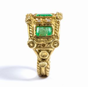 Anello in oro in stile archeologico con smeraldi e diamanti  - Asta Gioielli e Argenti del XX secolo, con una selezione di Orologi da polso e Penne da collezione - Associazione Nazionale - Case d'Asta italiane