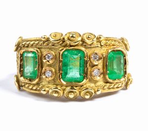 Anello in oro in stile archeologico con smeraldi e diamanti  - Asta Gioielli e Argenti del XX secolo, con una selezione di Orologi da polso e Penne da collezione - Associazione Nazionale - Case d'Asta italiane