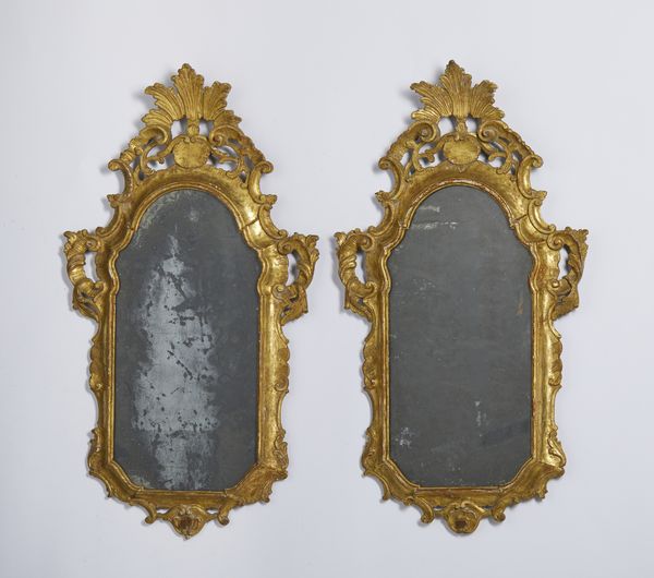 MANIFATTURA VENEZIANA DEL XVIII SECOLO : Coppia di lumiere in legno intagliato e dorato, decorate con motivi fitomorfi e a volute, cimasa a profilo fogliaceo  - Asta Asta 492 | ARTE ANTICA E DEL XIX SECOLO - Arte antica e antiquariato Tradizionale - Associazione Nazionale - Case d'Asta italiane