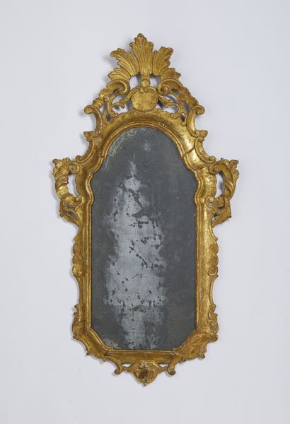 MANIFATTURA VENEZIANA DEL XVIII SECOLO : Coppia di lumiere in legno intagliato e dorato, decorate con motivi fitomorfi e a volute, cimasa a profilo fogliaceo  - Asta Asta 492 | ARTE ANTICA E DEL XIX SECOLO - Arte antica e antiquariato Tradizionale - Associazione Nazionale - Case d'Asta italiane