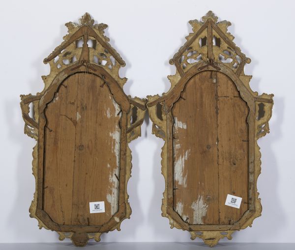 MANIFATTURA VENEZIANA DEL XVIII SECOLO : Coppia di lumiere in legno intagliato e dorato, decorate con motivi fitomorfi e a volute, cimasa a profilo fogliaceo  - Asta Asta 492 | ARTE ANTICA E DEL XIX SECOLO - Arte antica e antiquariato Tradizionale - Associazione Nazionale - Case d'Asta italiane