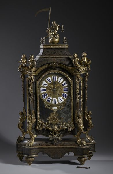 MANIFATTURA FRANCESE DEL XIX SECOLO : Grande orologio da tavolo in stile Boulle, in legno ebanizzato intarsiato in metallo dorato a creare decori fitomorfi e applicazioni in bronzo dorato, cassa architettonica sormontata da figura allegorica del Tempo e da quattro putti alati  - Asta Asta 492 | ARTE ANTICA E DEL XIX SECOLO - Arte antica e antiquariato Tradizionale - Associazione Nazionale - Case d'Asta italiane