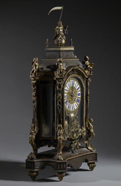 MANIFATTURA FRANCESE DEL XIX SECOLO : Grande orologio da tavolo in stile Boulle, in legno ebanizzato intarsiato in metallo dorato a creare decori fitomorfi e applicazioni in bronzo dorato, cassa architettonica sormontata da figura allegorica del Tempo e da quattro putti alati  - Asta Asta 492 | ARTE ANTICA E DEL XIX SECOLO - Arte antica e antiquariato Tradizionale - Associazione Nazionale - Case d'Asta italiane