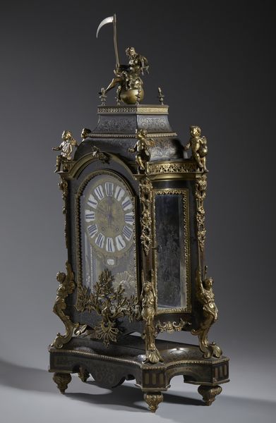 MANIFATTURA FRANCESE DEL XIX SECOLO : Grande orologio da tavolo in stile Boulle, in legno ebanizzato intarsiato in metallo dorato a creare decori fitomorfi e applicazioni in bronzo dorato, cassa architettonica sormontata da figura allegorica del Tempo e da quattro putti alati  - Asta Asta 492 | ARTE ANTICA E DEL XIX SECOLO - Arte antica e antiquariato Tradizionale - Associazione Nazionale - Case d'Asta italiane