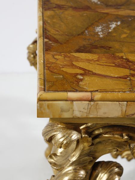 MANIFATTURA ROMANA DEL XVIII SECOLO : Console in legno intagliato e dorato, sostegni in forma di volute e racemi fitomorfi, gambe arcuate unite da traversa a crociera, piano sagomato lastronato in marmo giallo di Siena  - Asta Asta 492 | ARTE ANTICA E DEL XIX SECOLO - Arte antica e antiquariato Tradizionale - Associazione Nazionale - Case d'Asta italiane