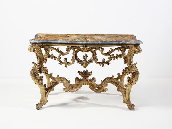 MANIFATTURA ITALIANA DEL XVIII SECOLO : Console in legno intagliato e dorato, sostegni in forma di volute, elementi fitomorfi e ghirlande floreali, gambe arcuate a doppia mossa unite da traversa a crociera centrata da vaso di fiori, piano in marmo  - Asta Asta 492 | ARTE ANTICA E DEL XIX SECOLO - Arte antica e antiquariato Tradizionale - Associazione Nazionale - Case d'Asta italiane