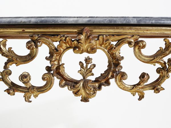 MANIFATTURA ITALIANA DEL XVIII SECOLO : Console in legno intagliato e dorato, sostegni in forma di volute, elementi fitomorfi e ghirlande floreali, gambe arcuate a doppia mossa unite da traversa a crociera centrata da vaso di fiori, piano in marmo  - Asta Asta 492 | ARTE ANTICA E DEL XIX SECOLO - Arte antica e antiquariato Tradizionale - Associazione Nazionale - Case d'Asta italiane