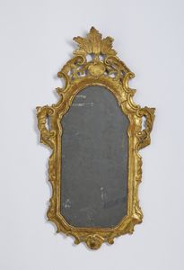 MANIFATTURA VENEZIANA DEL XVIII SECOLO : Coppia di lumiere in legno intagliato e dorato, decorate con motivi fitomorfi e a volute, cimasa a profilo fogliaceo  - Asta Asta 492 | ARTE ANTICA E DEL XIX SECOLO - Arte antica e antiquariato Tradizionale - Associazione Nazionale - Case d'Asta italiane