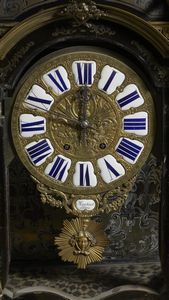 MANIFATTURA FRANCESE DEL XIX SECOLO : Grande orologio da tavolo in stile Boulle, in legno ebanizzato intarsiato in metallo dorato a creare decori fitomorfi e applicazioni in bronzo dorato, cassa architettonica sormontata da figura allegorica del Tempo e da quattro putti alati  - Asta Asta 492 | ARTE ANTICA E DEL XIX SECOLO - Arte antica e antiquariato Tradizionale - Associazione Nazionale - Case d'Asta italiane