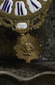 MANIFATTURA FRANCESE DEL XIX SECOLO : Grande orologio da tavolo in stile Boulle, in legno ebanizzato intarsiato in metallo dorato a creare decori fitomorfi e applicazioni in bronzo dorato, cassa architettonica sormontata da figura allegorica del Tempo e da quattro putti alati  - Asta Asta 492 | ARTE ANTICA E DEL XIX SECOLO - Arte antica e antiquariato Tradizionale - Associazione Nazionale - Case d'Asta italiane