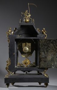 MANIFATTURA FRANCESE DEL XIX SECOLO : Grande orologio da tavolo in stile Boulle, in legno ebanizzato intarsiato in metallo dorato a creare decori fitomorfi e applicazioni in bronzo dorato, cassa architettonica sormontata da figura allegorica del Tempo e da quattro putti alati  - Asta Asta 492 | ARTE ANTICA E DEL XIX SECOLO - Arte antica e antiquariato Tradizionale - Associazione Nazionale - Case d'Asta italiane