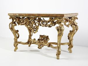 MANIFATTURA ROMANA DEL XVIII SECOLO : Console in legno intagliato e dorato, sostegni in forma di volute e racemi fitomorfi, gambe arcuate unite da traversa a crociera, piano sagomato lastronato in marmo giallo di Siena  - Asta Asta 492 | ARTE ANTICA E DEL XIX SECOLO - Arte antica e antiquariato Tradizionale - Associazione Nazionale - Case d'Asta italiane