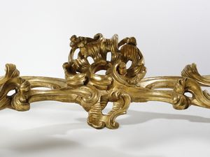 MANIFATTURA ROMANA DEL XVIII SECOLO : Console in legno intagliato e dorato, sostegni in forma di volute e racemi fitomorfi, gambe arcuate unite da traversa a crociera, piano sagomato lastronato in marmo giallo di Siena  - Asta Asta 492 | ARTE ANTICA E DEL XIX SECOLO - Arte antica e antiquariato Tradizionale - Associazione Nazionale - Case d'Asta italiane