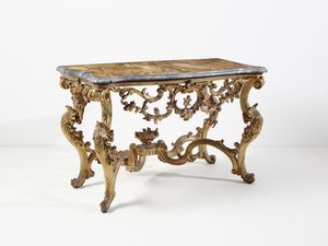 MANIFATTURA ITALIANA DEL XVIII SECOLO : Console in legno intagliato e dorato, sostegni in forma di volute, elementi fitomorfi e ghirlande floreali, gambe arcuate a doppia mossa unite da traversa a crociera centrata da vaso di fiori, piano in marmo  - Asta Asta 492 | ARTE ANTICA E DEL XIX SECOLO - Arte antica e antiquariato Tradizionale - Associazione Nazionale - Case d'Asta italiane