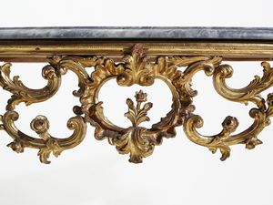 MANIFATTURA ITALIANA DEL XVIII SECOLO : Console in legno intagliato e dorato, sostegni in forma di volute, elementi fitomorfi e ghirlande floreali, gambe arcuate a doppia mossa unite da traversa a crociera centrata da vaso di fiori, piano in marmo  - Asta Asta 492 | ARTE ANTICA E DEL XIX SECOLO - Arte antica e antiquariato Tradizionale - Associazione Nazionale - Case d'Asta italiane