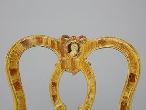 MANIFATTURA VENEZIANA DEL XVIII SECOLO : Tre poltrone in legno intagliato, laccato e dipinto nei toni del giallo e del bruno, schienale a giorno con motivo a volute intrecciate, centrato da ritratto ovale sormontato da nastro, gambe arcuate terminanti a ricciolo  - Asta Asta 492 | ARTE ANTICA E DEL XIX SECOLO - Arte antica e antiquariato Tradizionale - Associazione Nazionale - Case d'Asta italiane