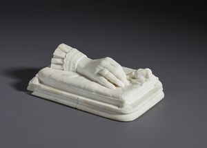 SCULTORE ITALIANO DEL XIX SECOLO - Mano femminile con rosa