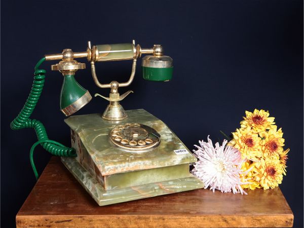 Telefono vintage in onice  - Asta Il guardaroba di Rosa Segreto Annigoni - Associazione Nazionale - Case d'Asta italiane