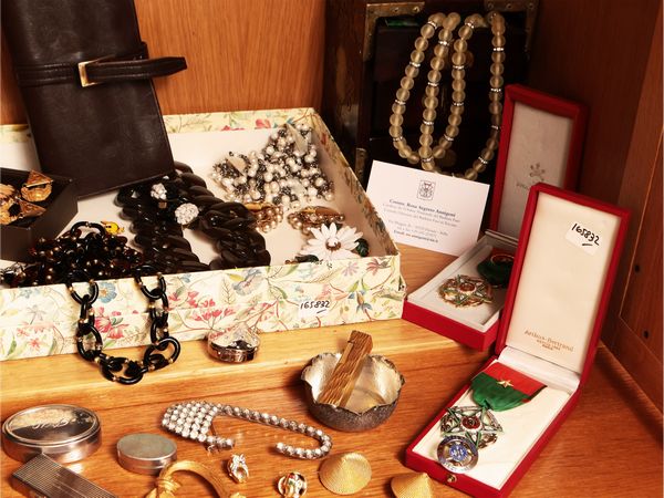 Assortimento di bijoux  - Asta Il guardaroba di Rosa Segreto Annigoni - Associazione Nazionale - Case d'Asta italiane