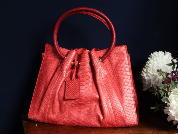 Oscar de la Renta, Borsa a mano in pitone color corallo  - Asta Il guardaroba di Rosa Segreto Annigoni - Associazione Nazionale - Case d'Asta italiane