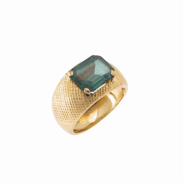 Anello in oro giallo 14kt e tormalina verde  - Asta Gioielli Orologi e Fashion Vintage Web Only - Associazione Nazionale - Case d'Asta italiane