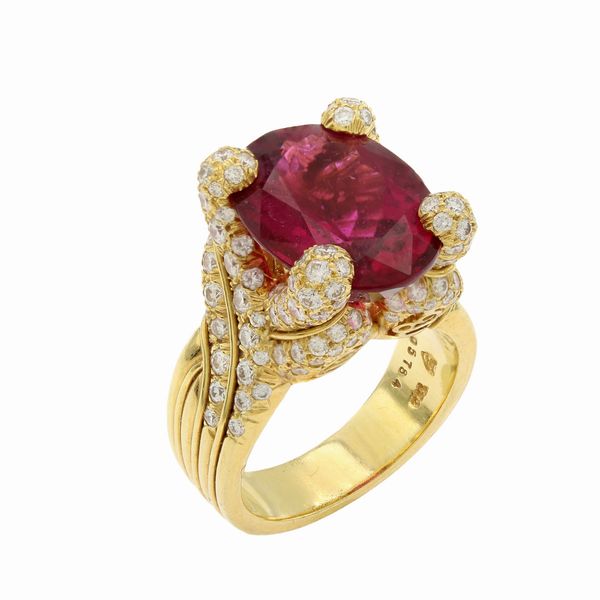 Anello in oro giallo 18kt rubellite naturale e diamanti  - Asta Gioielli e Orologi - Associazione Nazionale - Case d'Asta italiane