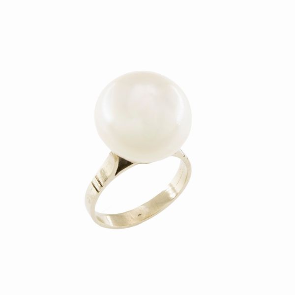 Anello in oro bianco 18kt con perla naturale di acqua salata  - Asta Gioielli e Orologi - Associazione Nazionale - Case d'Asta italiane