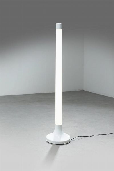 NANDA VIGO  attribuito : Base e chiusura superiore in alluminio laccato  diffusore in metacrilato bianco.  Iluminazione a neon  Prod. Kartell  1968 h cm 135x25 Difetti  - Asta Design - Associazione Nazionale - Case d'Asta italiane