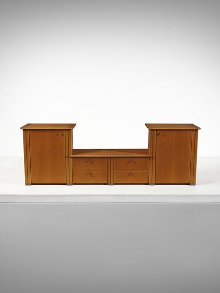 SCARPA AFRA (1937-2011) & TOBIA (n. 1935) : Credenza ad ante e cassetti della serie Mou per Molteni, Giussano  - Asta Asta 494 | DESIGN E ARTI DECORATIVE DEL NOVECENTO Online - Associazione Nazionale - Case d'Asta italiane