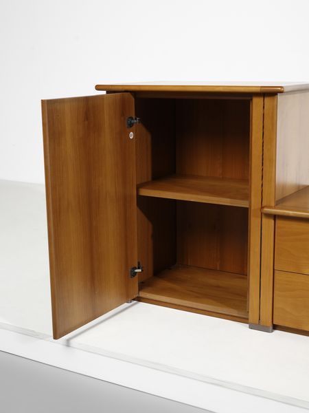 SCARPA AFRA (1937-2011) & TOBIA (n. 1935) : Credenza ad ante e cassetti della serie Mou per Molteni, Giussano  - Asta Asta 494 | DESIGN E ARTI DECORATIVE DEL NOVECENTO Online - Associazione Nazionale - Case d'Asta italiane