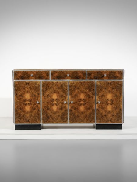 MANIFATTURA ITALIANA : Credenza a quattro ante e tre cassetti  - Asta Asta 494 | DESIGN E ARTI DECORATIVE DEL NOVECENTO Online - Associazione Nazionale - Case d'Asta italiane