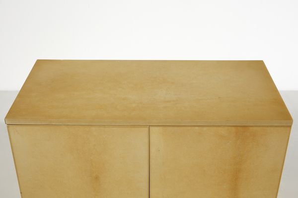 TURA ALDO (1909 - 1963) : attribuito. Piccola credenza a due ante  - Asta Asta 494 | DESIGN E ARTI DECORATIVE DEL NOVECENTO Online - Associazione Nazionale - Case d'Asta italiane