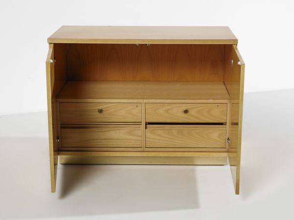 TURA ALDO (1909 - 1963) : attribuito. Piccola credenza a due ante  - Asta Asta 494 | DESIGN E ARTI DECORATIVE DEL NOVECENTO Online - Associazione Nazionale - Case d'Asta italiane