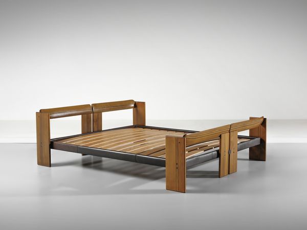 SCARPA AFRA (1937-2011) & TOBIA (n. 1935) : Letto matrimoniale della serie Artona per Maxalto, Italia  - Asta Asta 494 | DESIGN E ARTI DECORATIVE DEL NOVECENTO Online - Associazione Nazionale - Case d'Asta italiane