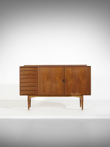 VODDER ARNE  (1926 - 2009) : Credenza ad ante scorrevoli e cassetti per Sibast, Danimarca  - Asta Asta 494 | DESIGN E ARTI DECORATIVE DEL NOVECENTO Online - Associazione Nazionale - Case d'Asta italiane