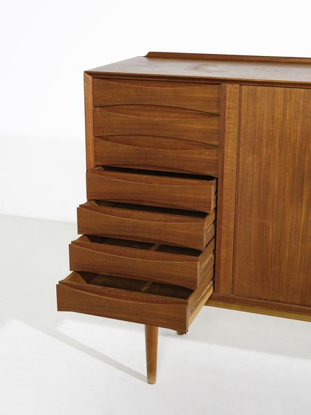 VODDER ARNE  (1926 - 2009) : Credenza ad ante scorrevoli e cassetti per Sibast, Danimarca  - Asta Asta 494 | DESIGN E ARTI DECORATIVE DEL NOVECENTO Online - Associazione Nazionale - Case d'Asta italiane