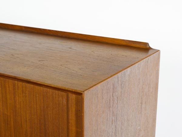 VODDER ARNE  (1926 - 2009) : Credenza ad ante scorrevoli e cassetti per Sibast, Danimarca  - Asta Asta 494 | DESIGN E ARTI DECORATIVE DEL NOVECENTO Online - Associazione Nazionale - Case d'Asta italiane