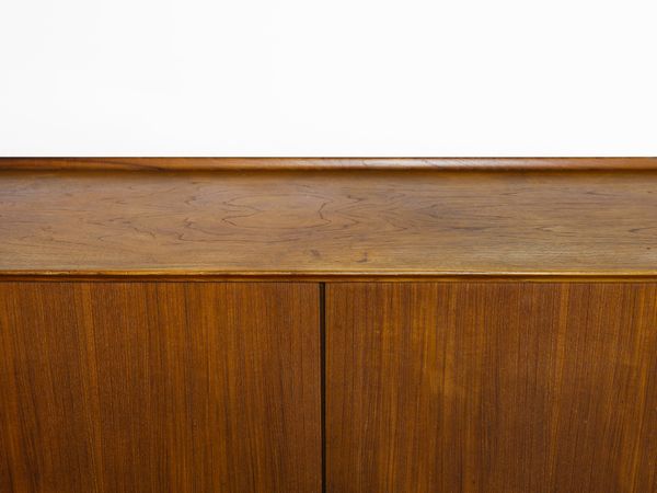 VODDER ARNE  (1926 - 2009) : Credenza ad ante scorrevoli e cassetti per Sibast, Danimarca  - Asta Asta 494 | DESIGN E ARTI DECORATIVE DEL NOVECENTO Online - Associazione Nazionale - Case d'Asta italiane