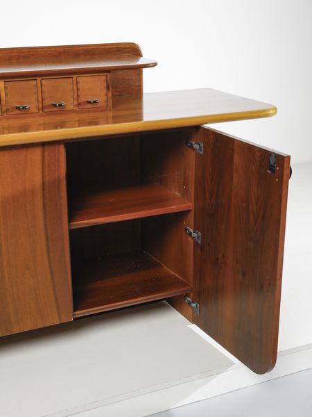 SACCARDO LUIGI : Credenza a quattro ante con alzata a cassettini mod. Seven per Gasparello, Casale sul Sile  - Asta Asta 494 | DESIGN E ARTI DECORATIVE DEL NOVECENTO Online - Associazione Nazionale - Case d'Asta italiane