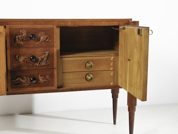 MOBILIFICIO PALEARI : Credenza a due ante e tre cassetti con decori a rilievo sul fronte e sulle gambe tornite, Italia  - Asta Asta 494 | DESIGN E ARTI DECORATIVE DEL NOVECENTO Online - Associazione Nazionale - Case d'Asta italiane