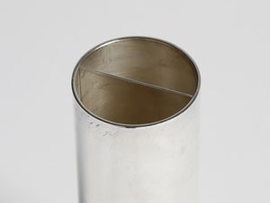 SABATTINI LINO (n. 1925) : Cilindro con pistone Vaso/scultura esecuzione Argenteria Sabattini S.p.A., Italia  - Asta Asta 494 | DESIGN E ARTI DECORATIVE DEL NOVECENTO Online - Associazione Nazionale - Case d'Asta italiane