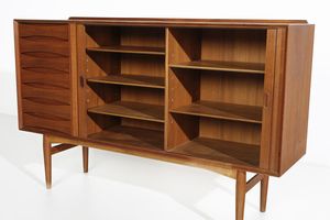 VODDER ARNE  (1926 - 2009) : Credenza ad ante scorrevoli e cassetti per Sibast, Danimarca  - Asta Asta 494 | DESIGN E ARTI DECORATIVE DEL NOVECENTO Online - Associazione Nazionale - Case d'Asta italiane