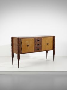 MOBILIFICIO PALEARI - Credenza a due ante e tre cassetti con decori a rilievo sul fronte e sulle gambe tornite, Italia