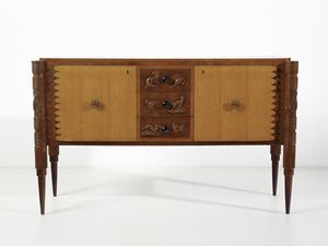 MOBILIFICIO PALEARI : Credenza a due ante e tre cassetti con decori a rilievo sul fronte e sulle gambe tornite, Italia  - Asta Asta 494 | DESIGN E ARTI DECORATIVE DEL NOVECENTO Online - Associazione Nazionale - Case d'Asta italiane