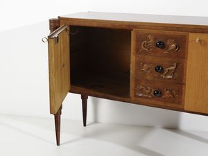 MOBILIFICIO PALEARI : Credenza a due ante e tre cassetti con decori a rilievo sul fronte e sulle gambe tornite, Italia  - Asta Asta 494 | DESIGN E ARTI DECORATIVE DEL NOVECENTO Online - Associazione Nazionale - Case d'Asta italiane