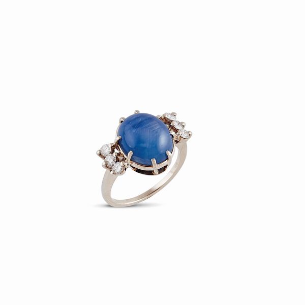 ANELLO CON ZAFFIRO STELLATO E DIAMANTI  - Asta GIOIELLI - Associazione Nazionale - Case d'Asta italiane